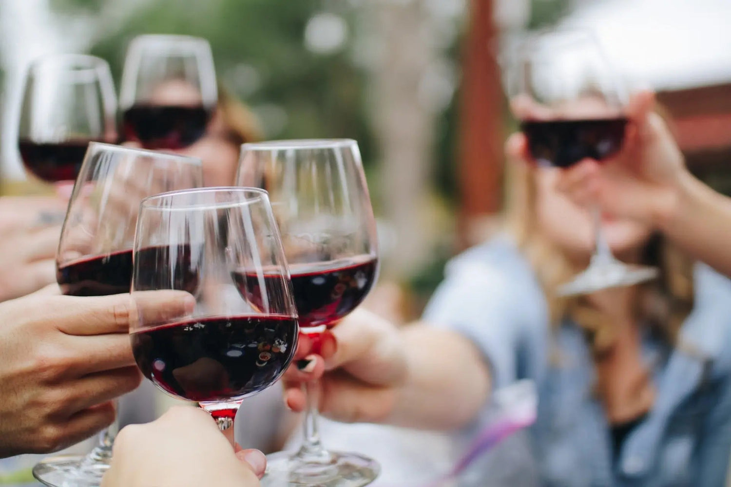 Wine Etiquette 101: How to Correctly Pour and Taste Wine - Millon Wines